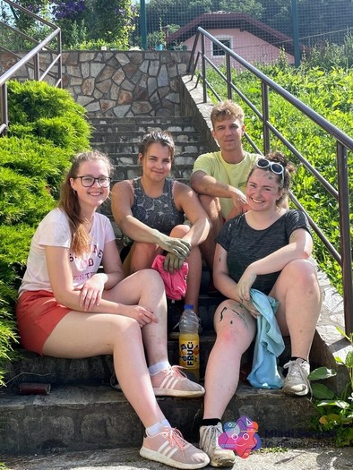 Skupina mladih iz Dolge Gore: Eva, Tilen, Lara, Marko in Neža, je zadnji junijski teden zavihala rokave in olepšala svoj kraj.