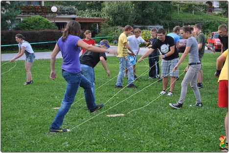 Zadnja igra, t.i. Baby steps, pri kateri so mladi korakali kot otroci.