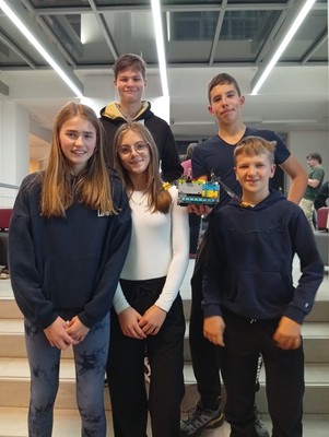 Lego gospodarji s svojim robotom