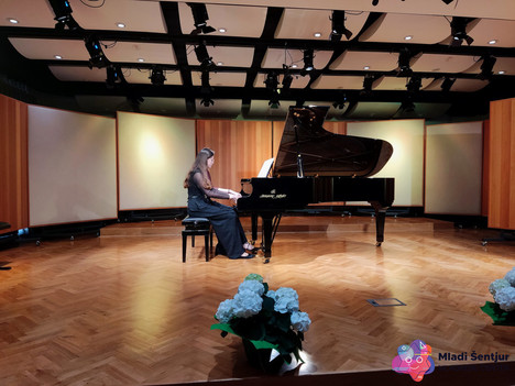 Zoja Eferl in Neža Jager glasbene točke na klavirju