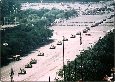 Tank man je ustavil kolono več kot 20-ih tankov.