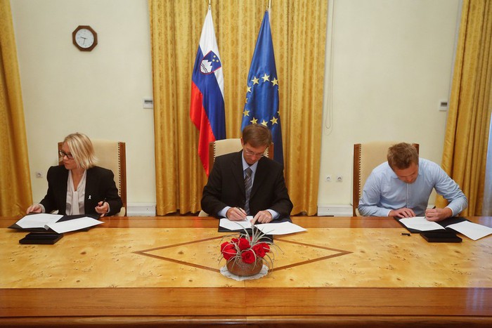 Podpis dogovora med Vlado Republike Slovenije in Študentsko organizacijo Slovenije.